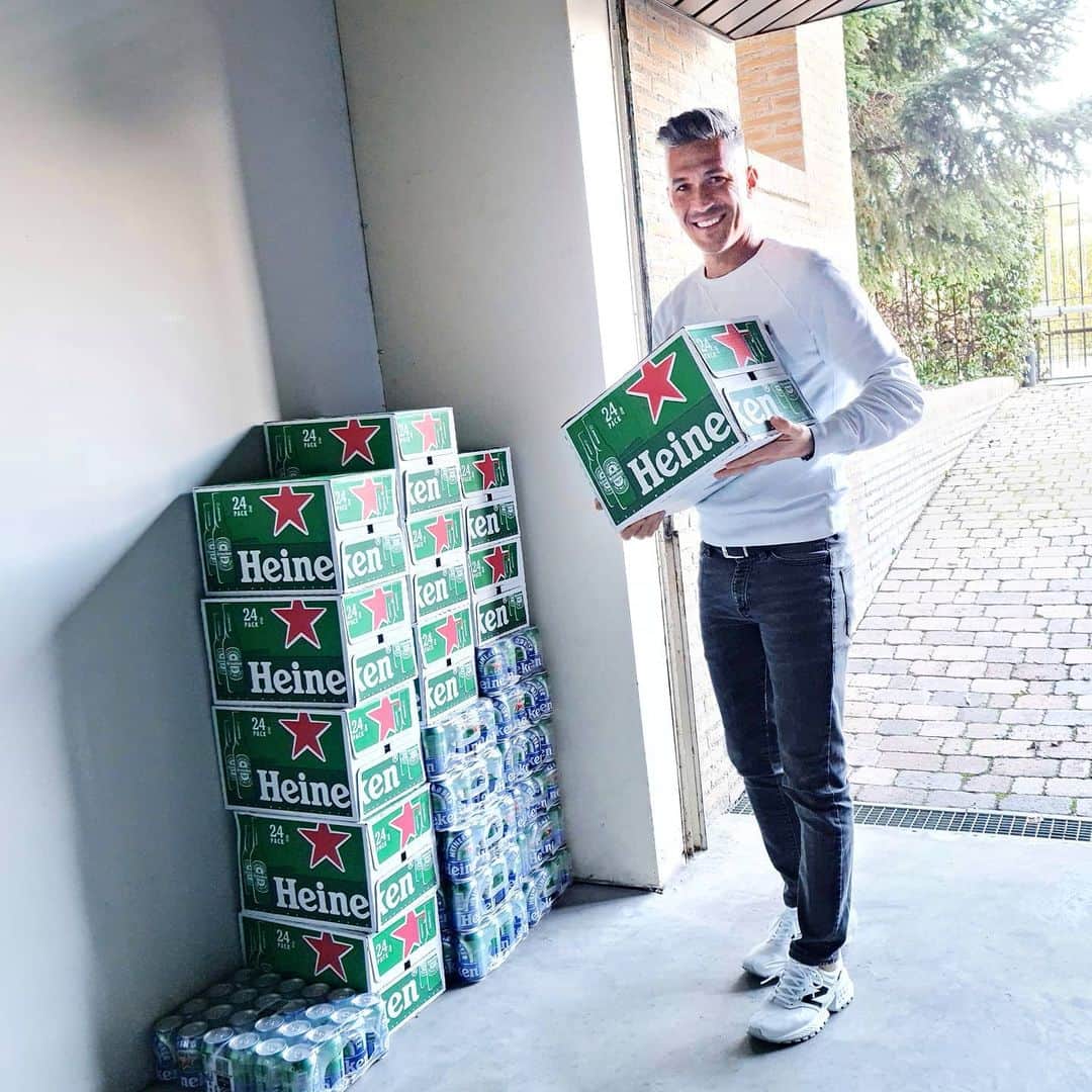 ルイス・ハビエル・ガルシア・サンスのインスタグラム：「Champions League week looks exciting!! Couple of mates, good games and few drinks !! Thanks Heineken for the refill...lads are happy so am I. #championsleague #heineken #haveit」