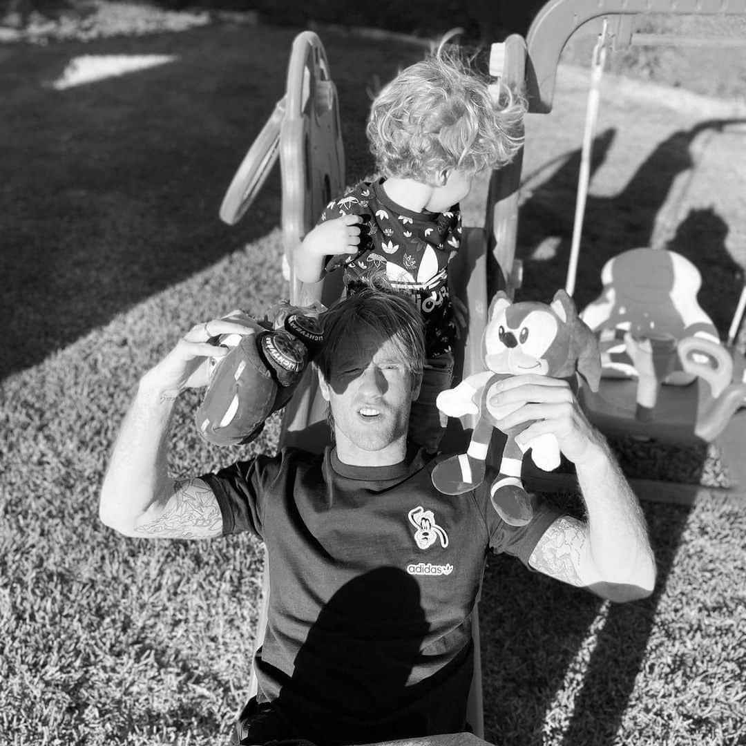 アレハンドロ・フェルナンデス・イグレシアスのインスタグラム：「Day off en familia! ❤️  Fotógrafa top @sandrajimenezperez ☺️」