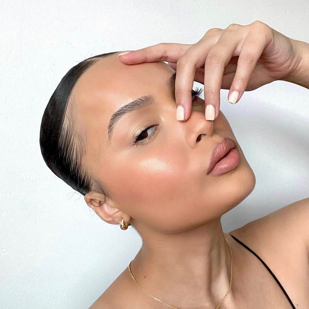 Smashboxのインスタグラム：「Jaw dropping glow courtesy of halo tinted moisturizer & halo highlighting duo ✨#repost @leesondra_」