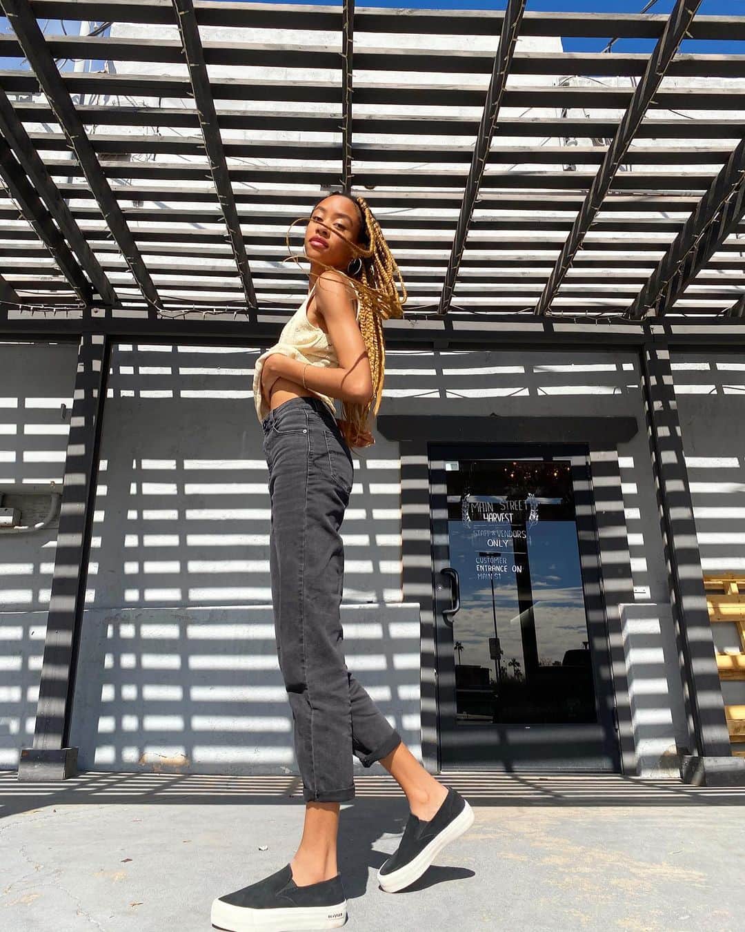 シービーズのインスタグラム：「Everybody’s favorite platform slip on in Black Suede.  📷: @faithblackshear   #showupinseavees」