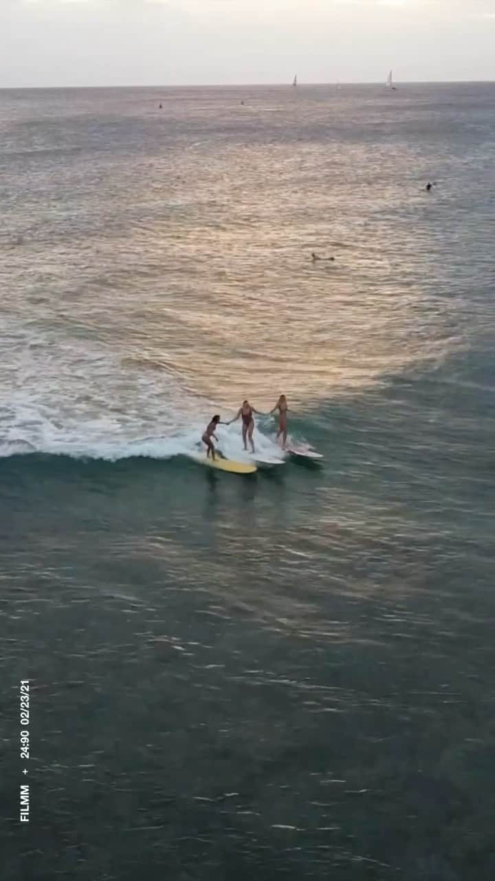 ティア・ブランコのインスタグラム：「Party waves are the best waves 🥰💃🏽🌅💫🐢 @caylakmoore @kelzzzg / @aaron_nakamura」
