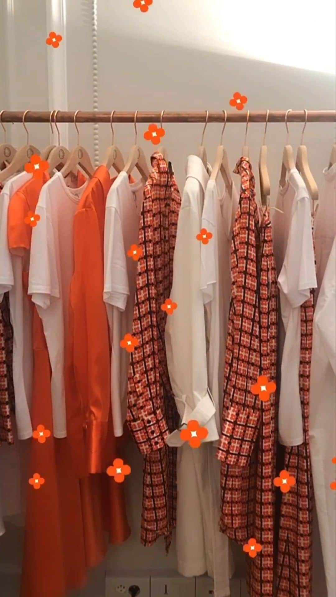 のインスタグラム：「La nouvelle Collection Printemps/Été 2021 est disponible dans votre boutique parisienne située au 24 rue de Grenelle. Découvrez le filtre inspiré du motif Flower Pop  — New Spring/Summer 2021 Collection available in Parisian store 24 rue de Grenelle. Discover the filter inspired by the Flower Pop print.  www.inesdelafressange.fr  #InesdelaFressangeParis #InesdelaFressange #InesSpringSummer #SS21」
