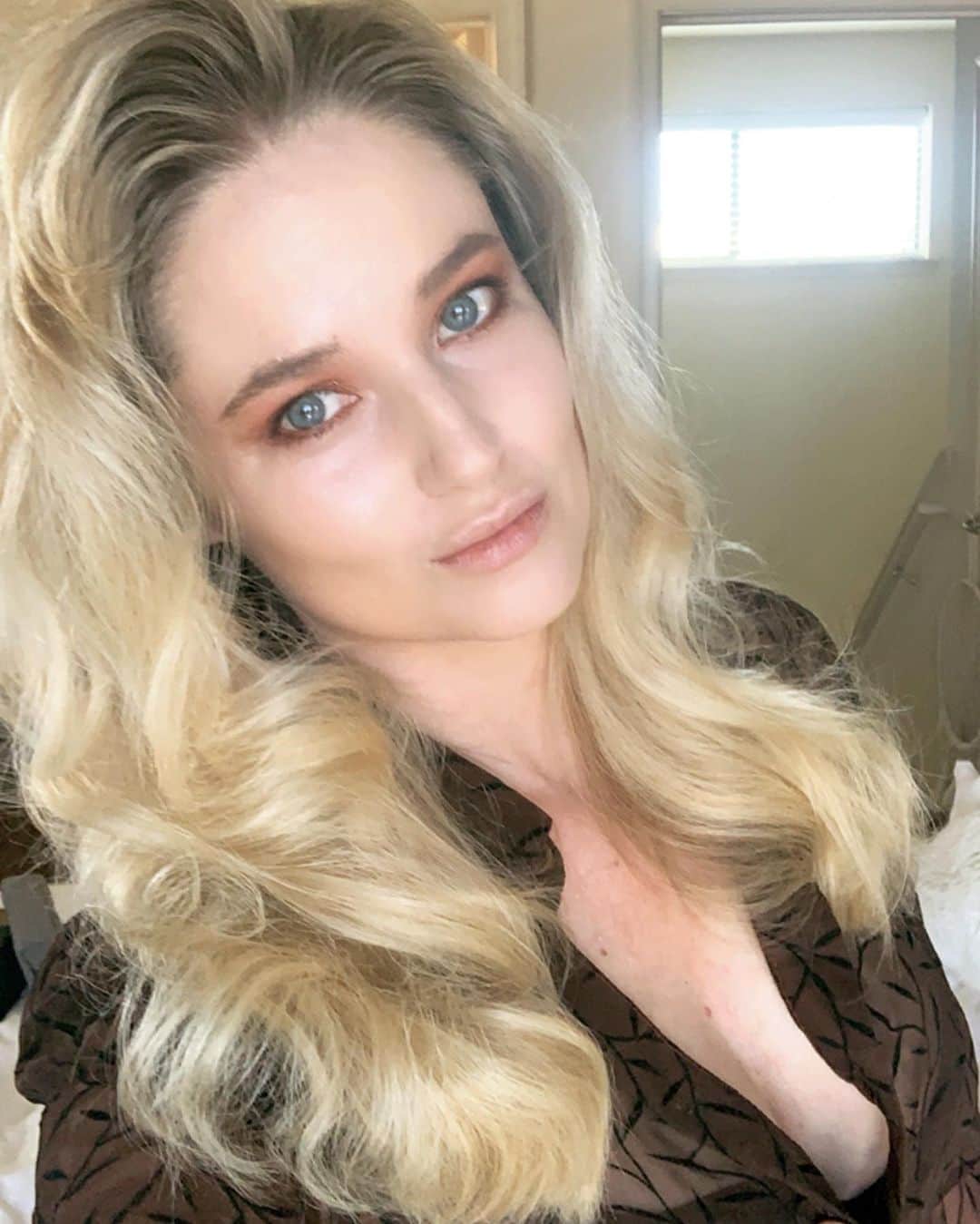 ジェネビーブ・モートンのインスタグラム：「Playing around with hair and make up is the grown up version of playing @barbie 😁😁」