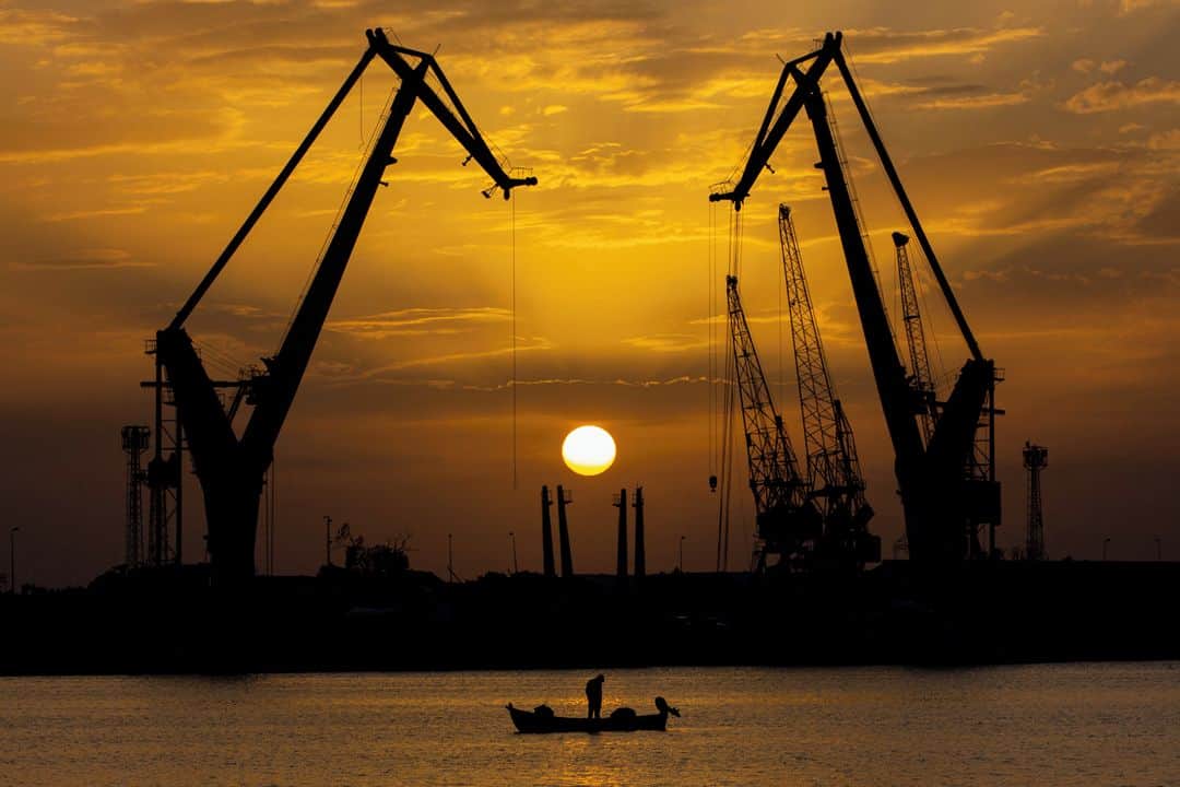 AFP通信さんのインスタグラム写真 - (AFP通信Instagram)「AFP Photo 📷 @hussein.faleh.raheem - This picture taken on February 20, 2020 shows a fisherman in his boat during sunset by the port of Basra, also known as al-Maqal port, in Iraq's southern city of Basra overlooking the Shatt al-Arab river.」2月24日 2時49分 - afpphoto