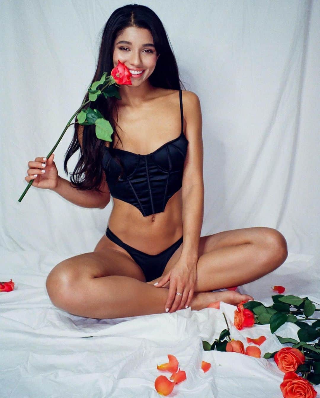 イヴァンナ・ヴェンチュラさんのインスタグラム写真 - (イヴァンナ・ヴェンチュラInstagram)「Roses are girls best friend 🌹 ♥️// wearing @ohpolly」2月24日 2時54分 - yoventura