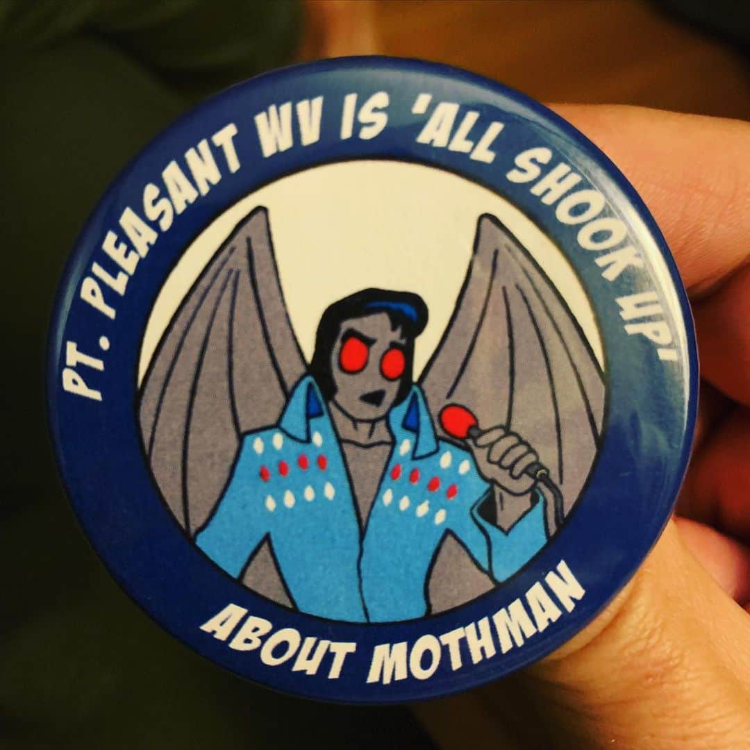 ブライス・ジョンソンのインスタグラム：「To know this button is to know me. 😄 #mothman #elvispresley」