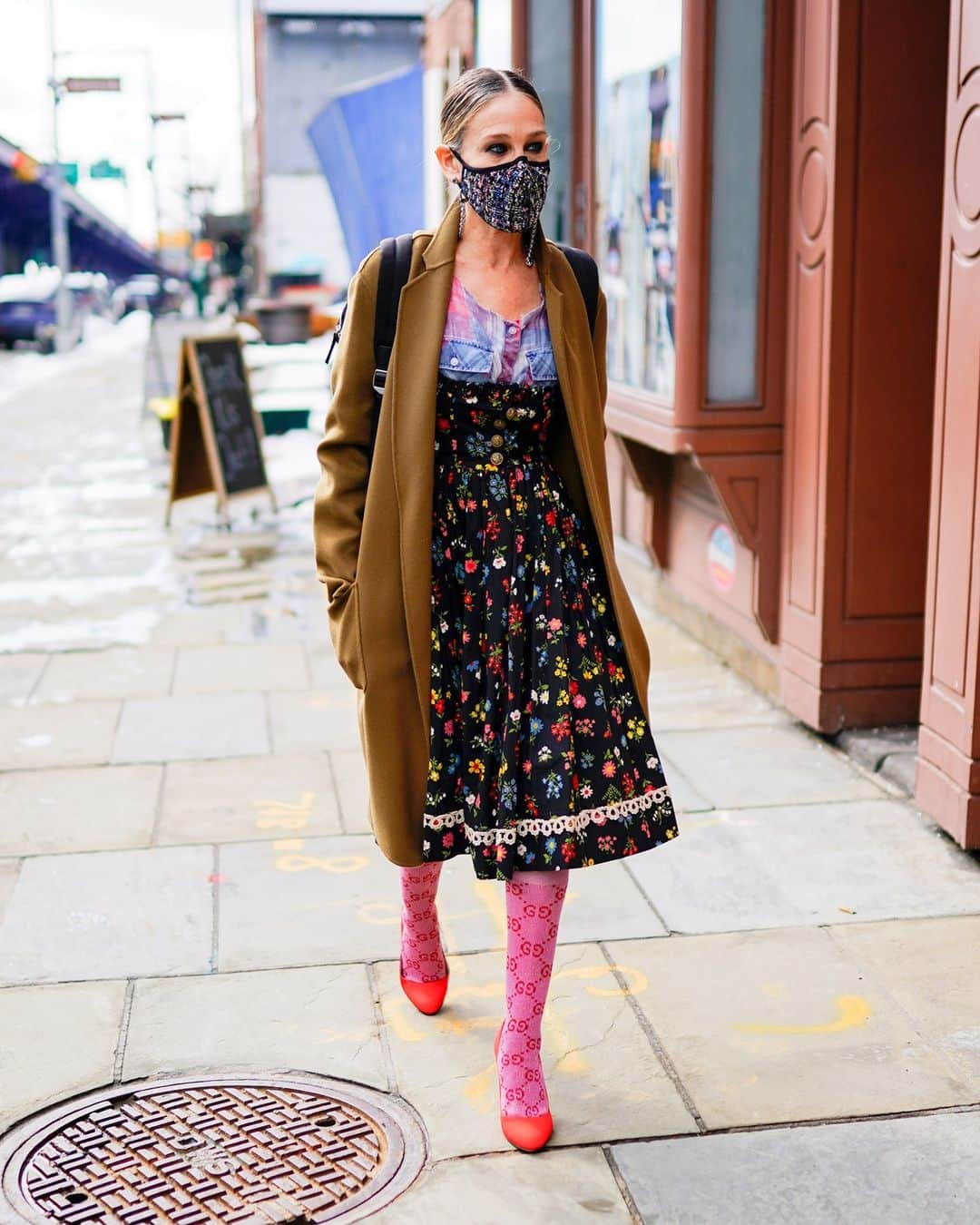 WHO WHAT WEARさんのインスタグラム写真 - (WHO WHAT WEARInstagram)「An SJP look that feels so Carrie Bradshaw? You know we love to see it. Tap our link to re-create this print mixing perfection. photo: getty images」2月24日 2時55分 - whowhatwear