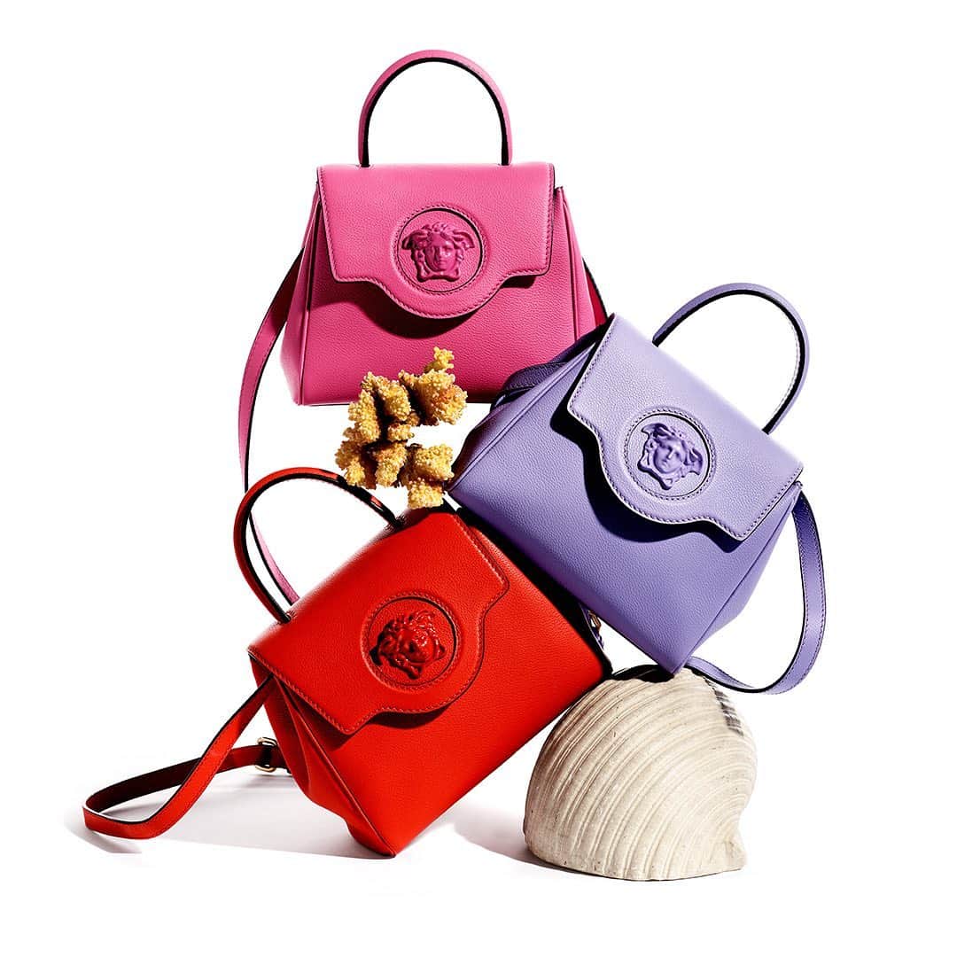 ジャンニヴェルサーチのインスタグラム：「Power palettes - explore the shades of #VersaceLaMedusa bags through the link in bio.」