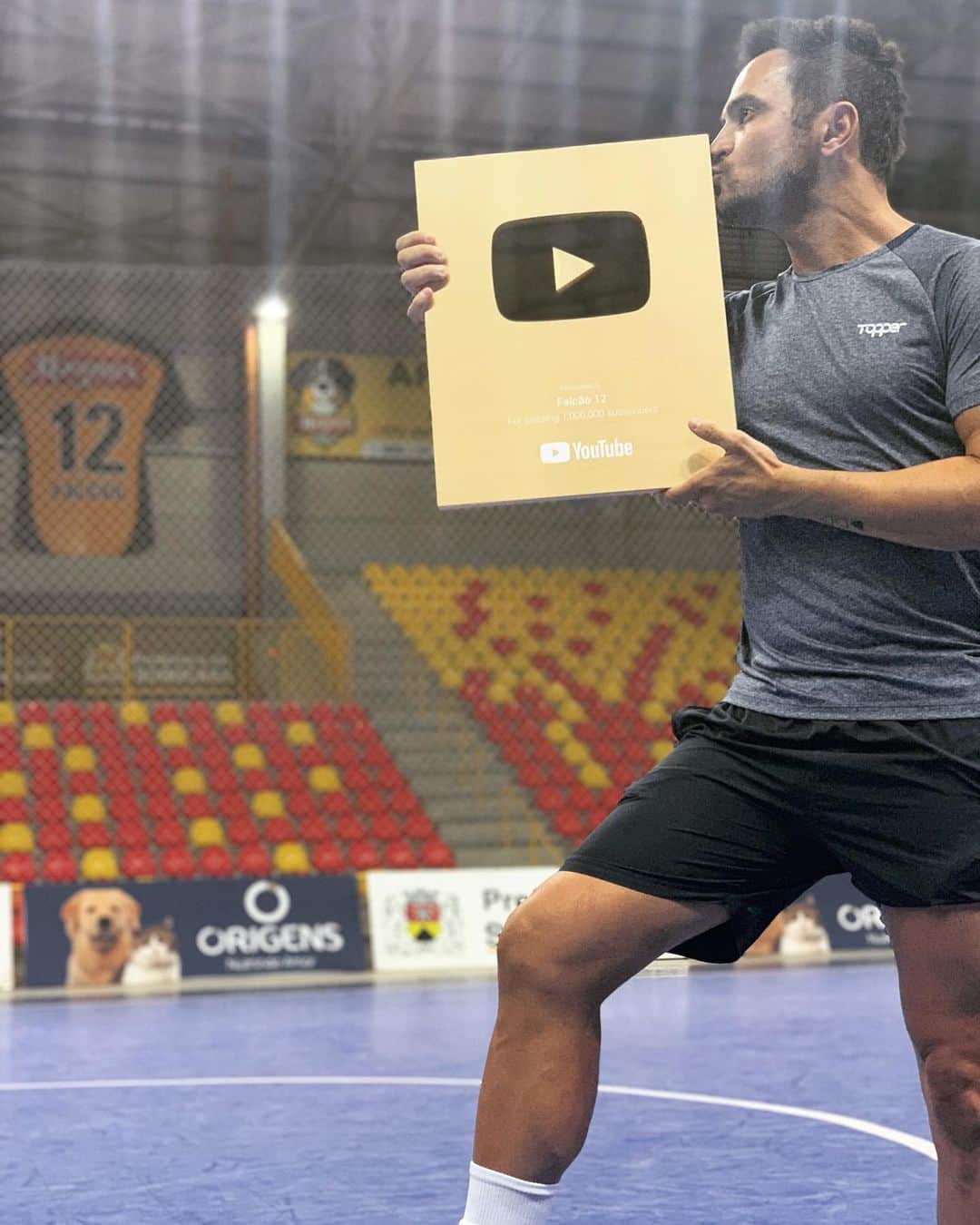 アレッサンドロ・ローザ・ヴィエイラのインスタグラム：「Ela chegou, a placa de 1.000.000 de inscritos no @canal_falcao12 -  Já estamos perto de chegar no 1.300.000, muito bom  poder se divertir e divertir o público, e ainda ter um reconhecimento desse tamanho!  Será que vamos aumentar pra 2 vídeos por semana @enzo12mendes @goleiroflamarion21 -  Obrigado @vizireal @nwb.oficial , é só o começo 🚀」
