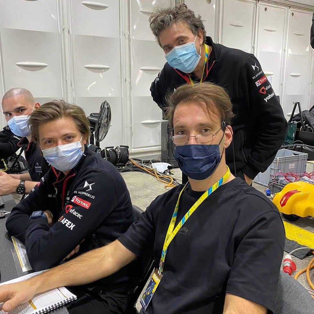 ジャン＝エリック・ベルニュのインスタグラム：「My new engineers are fitting right in! Making sure our strategy is on point for the weekend 🤓 • • • #DSTecheetah #DSPerformance #DSAutomobiles #BOSS #TagHeuer #Michelin #ABBFormulaE #JEV25 #Racing」