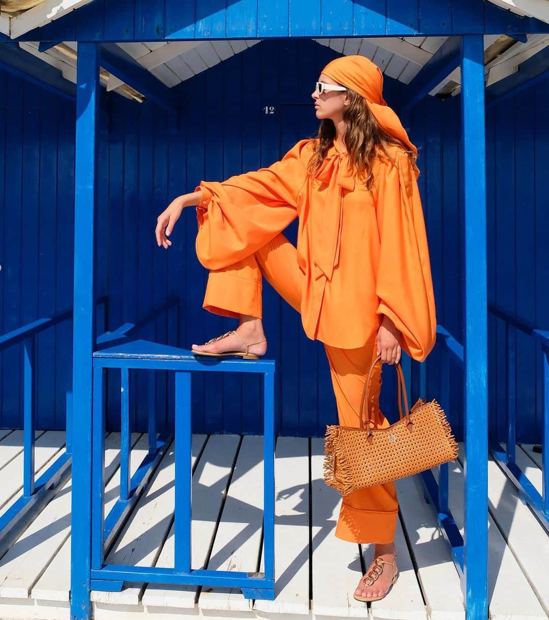 サラバターリアのインスタグラム：「...SUMMER UNIFORM: orange outfit and the new RITA tote bag on SARABATTAGLIA.com #SS21」