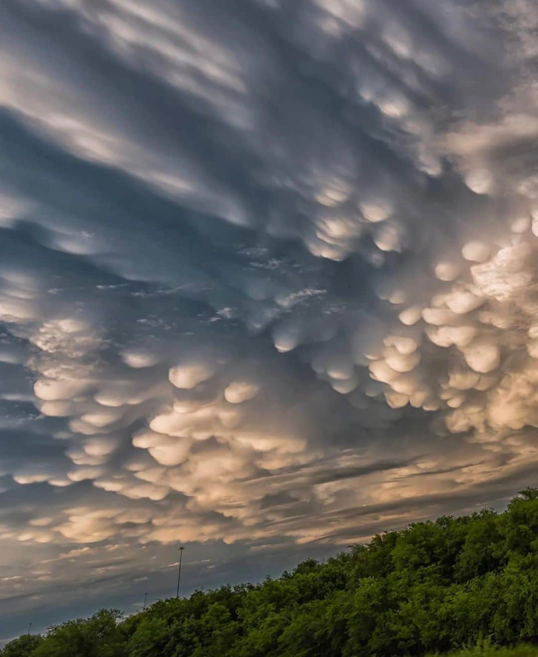 Earth Picsさんのインスタグラム写真 - (Earth PicsInstagram)「A series of Mammatus Clouds by @steve_kesedakis_photography ☁️ Have you ever seen such insane clouds?」2月24日 3時06分 - earthpix