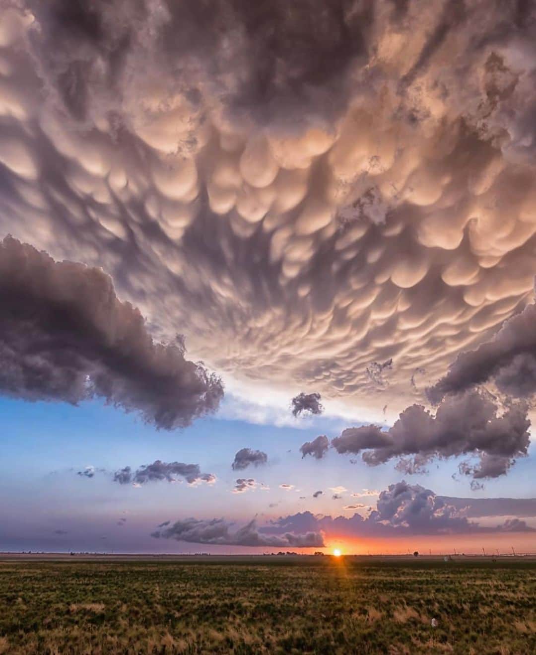 Earth Picsさんのインスタグラム写真 - (Earth PicsInstagram)「A series of Mammatus Clouds by @steve_kesedakis_photography ☁️ Have you ever seen such insane clouds?」2月24日 3時06分 - earthpix