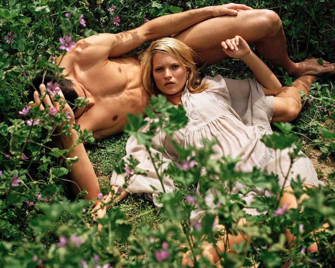 ブルース・ウェーバーのインスタグラム：「#KateMoss and #TysonBallou, Seville, Spain 2000 for @vogueitalia.」