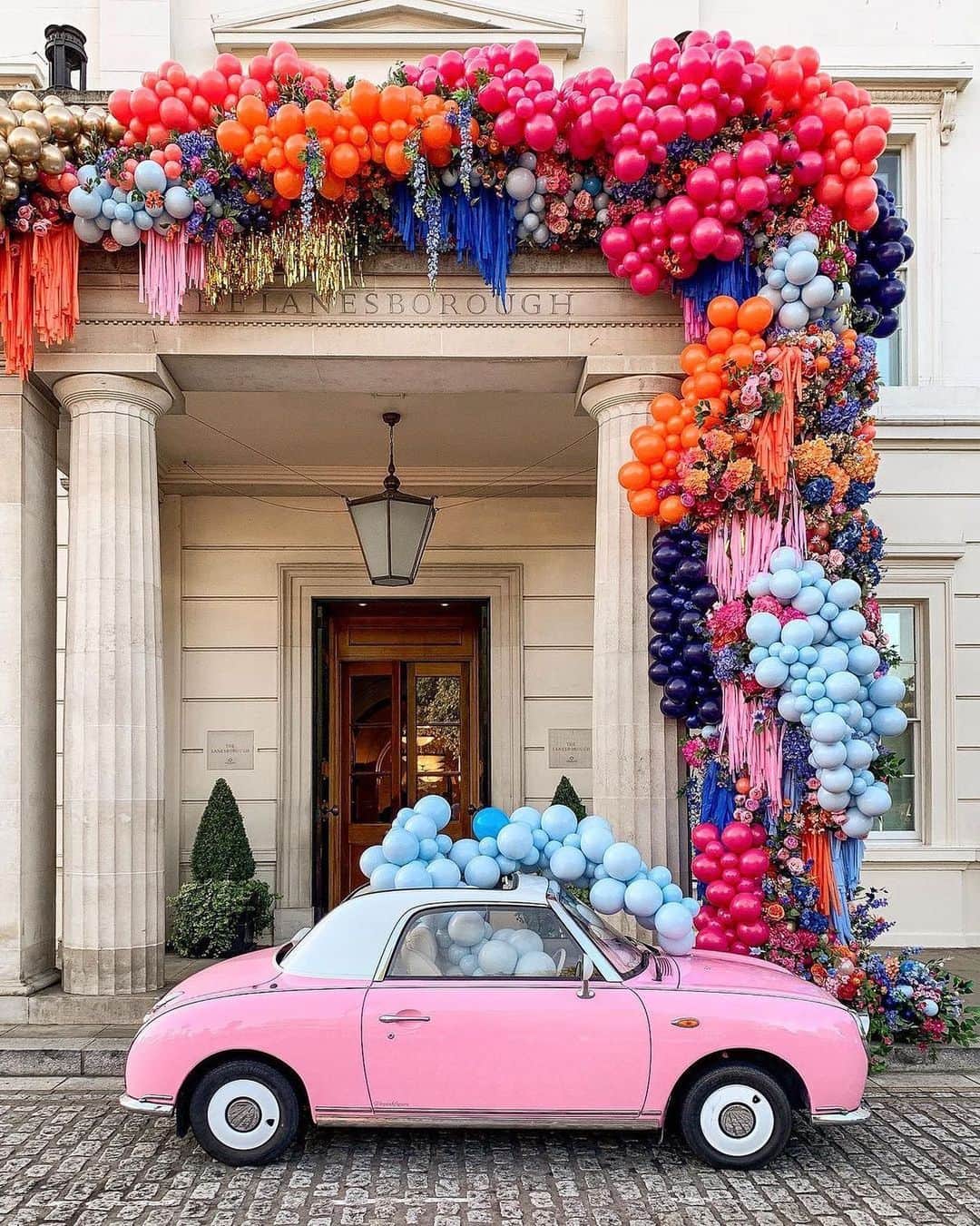 のインスタグラム：「We all need a kind of magic. 💖 Via @lepinkfigaro」