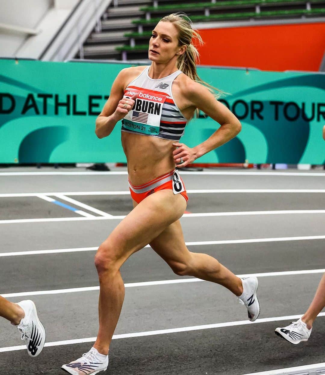エマ・コバーンのインスタグラム：「I’M. RUNNING. A. 5K. 🤘 I’ll be racing my very first track 5k this weekend!! First timer over here, drop me some tips in the comments 😜」