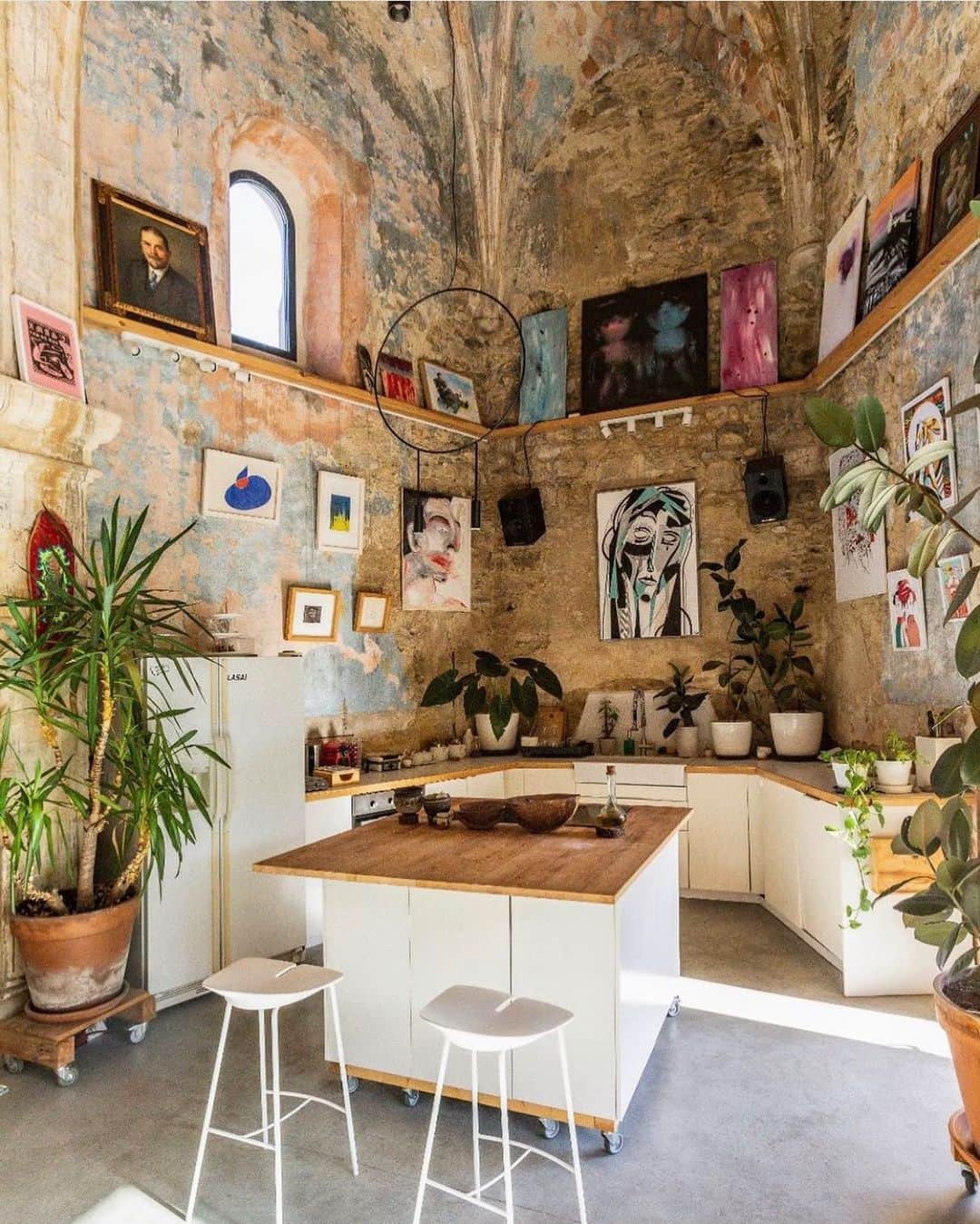 ソルドスのインスタグラム：「tag a friend you’d like to post up all day here with ✨🌱🧿⁣⁣ ⁣⁣ 📷: via @seeladanse designed by @tascareaga」