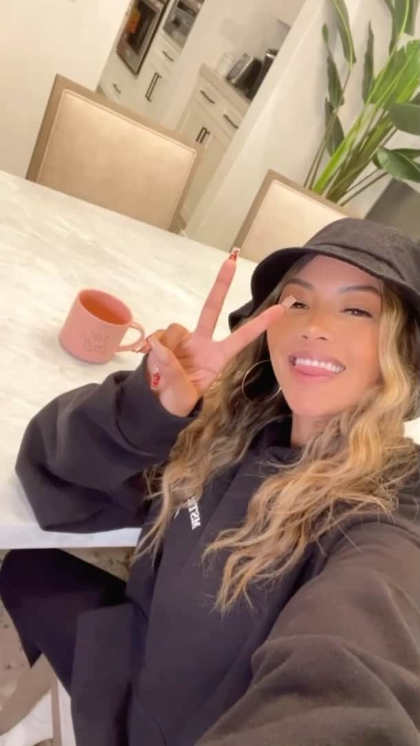 リアン Vのインスタグラム：「I dreamed of moments like this. Now it’s my reality!✨ I always pray to God to use me to motivate others in a positive way. I am so grateful my 7A.M. Journal is inspiring others to manifest a better life for themselves. 🙏🏽 I can’t believe I’ve signed over thousands of copies already! Shipping them all out today! I love you all! Thankful for your support for @shoplianev 🙏🏽🥲😘  To whoever is reading this, you can turn your thoughts into tangible form, and manifest your wildest dreams into a reality. Nothing and no one can stop a person with strong faith, a vision, and purpose. Your greatest power is believing in yourself.❤️」