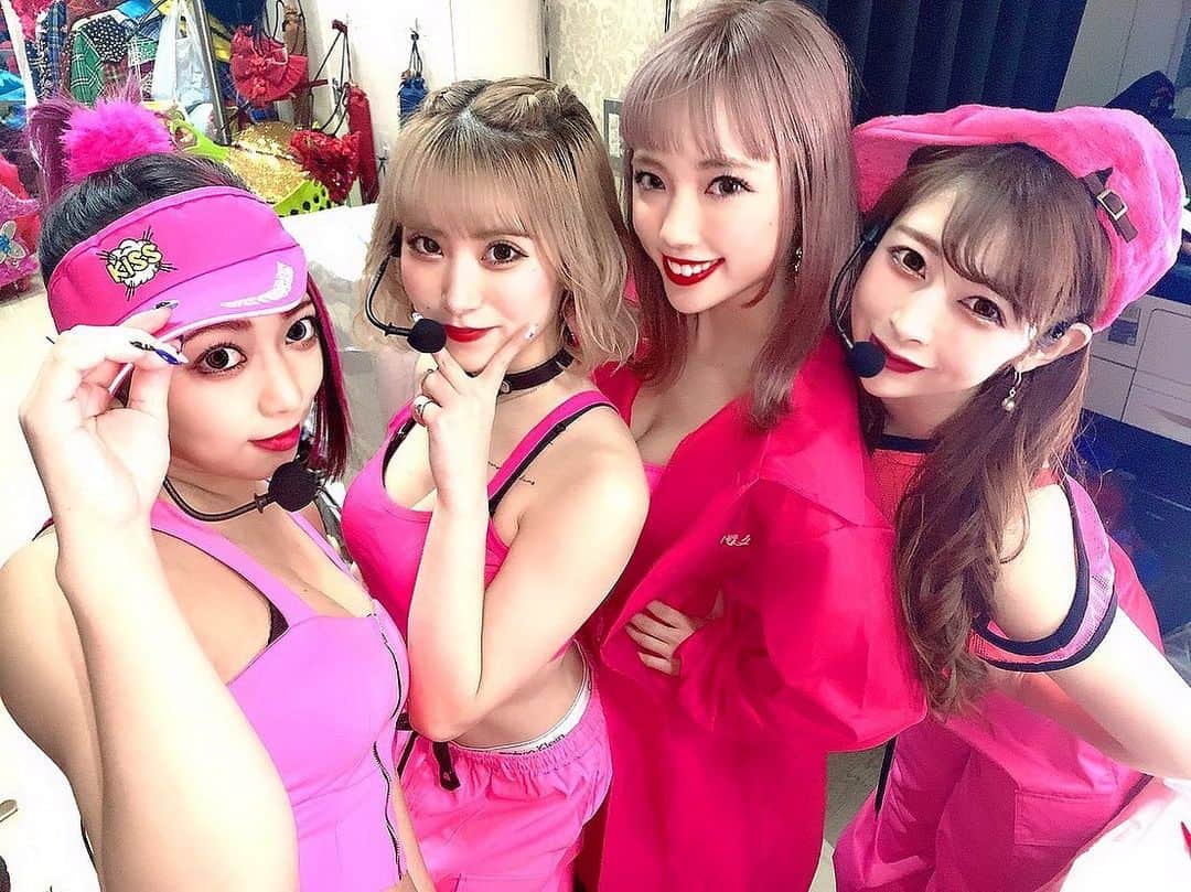 のインスタグラム：「. みのりさん( @minori_burlesque ) 6周年イベでのパフォーマンス💗 ミニモニのcrazy about you 一緒にやらせて頂きました💕 誘っていただいた時、 ミニモニやるんやけど一緒やってくれへん？って言われたので みのりさんが！！！私を誘ってくれた！！！でもアイドル！！！！やばい！！！！ってなりましたがwwww だいぶアーティスト要素満載のアイドルで私は安心したのも束の間、、 まさかの英語話せない私がミカ役で、 やります！って言った手前、やるしかない！って通勤時間一生ブツブツ英語話してました🤣 不審者でしかなかったなwwww とにかくリハも毎回めっちゃ楽しくて 本番もとっても好評で みのりさんのお客様からも沢山お褒めいただき頑張って良かったです🥰🤍 エルさんはもう辻ちゃんにしか見えないし聴こえないほど完コピですご過ぎて ぷりんもだんだん加護ちゃんにしか見えなくなってきてみんなすごかった🤣🤣🤣🌈 みのりさん本当に素敵なイベントに誘っていただきありがとうございました❤️ . . . . . . .  . . . . . . . . . . . . . #ミニモニ#クレイジーアバウトユー #エンタメ活動を止めない #アジア一のエンターテインメント #burlesque#burlesque lesquetokyo#バーレスク東京#ダンサー#透明少女#model#hairmake#makeup#love#ootd#fashion#instagood#instalike#instafashion#tokyo#white #오오티디‭#셀카#메이크업#머리스타그램 #お洒落さんと繋がりたい#カメラ好きな人と繋がりたい#モデル#東京」