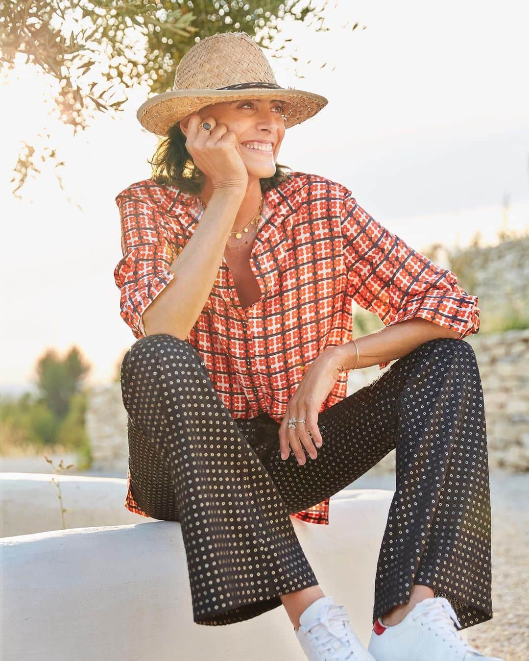 イネスドゥラフレサンジュのインスタグラム：「La nouvelle Collection Printemps/Été 2021 est disponible dans votre boutique parisienne située au 24 rue de Grenelle. @inesdelafressangeofficial porte le nouveau pantalon Charlotte brodé, la nouvelle chemise Falco en soie et les baskets Charly. Soyez attentif aux nouveautés en ligne chaque jour❤️ — New Spring/Summer 2021 Collection available in Parisian store 24 rue de Grenelle. Ines is wearing the new embroidered Charlotte pants, the new silk Falco shirt and the Charly sneakers. New arrivals every day❤️  www.inesdelafressange.fr  #InesdelaFressangeParis #InesdelaFressange #InesSpringSummer #SS21」