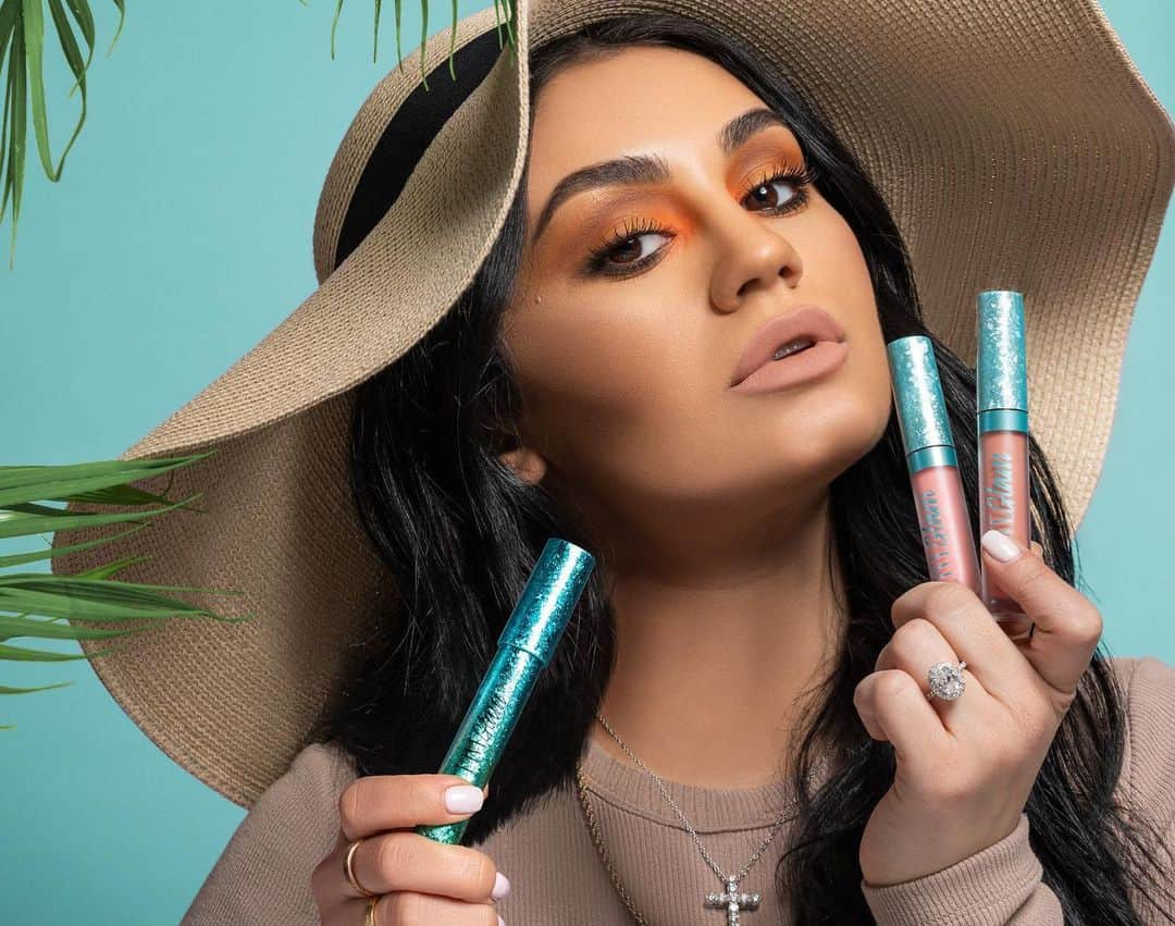 LiveGlamのインスタグラム：「Beach babe @glamour_by_suzy looking 🔥 with our March 2021 “Forever in Fiji” collection 🌺🏝   Comment your favorite beach emoji below if you’re excited about these lip products! 🌴 🌊 ☀️ #LiveGlamFam」