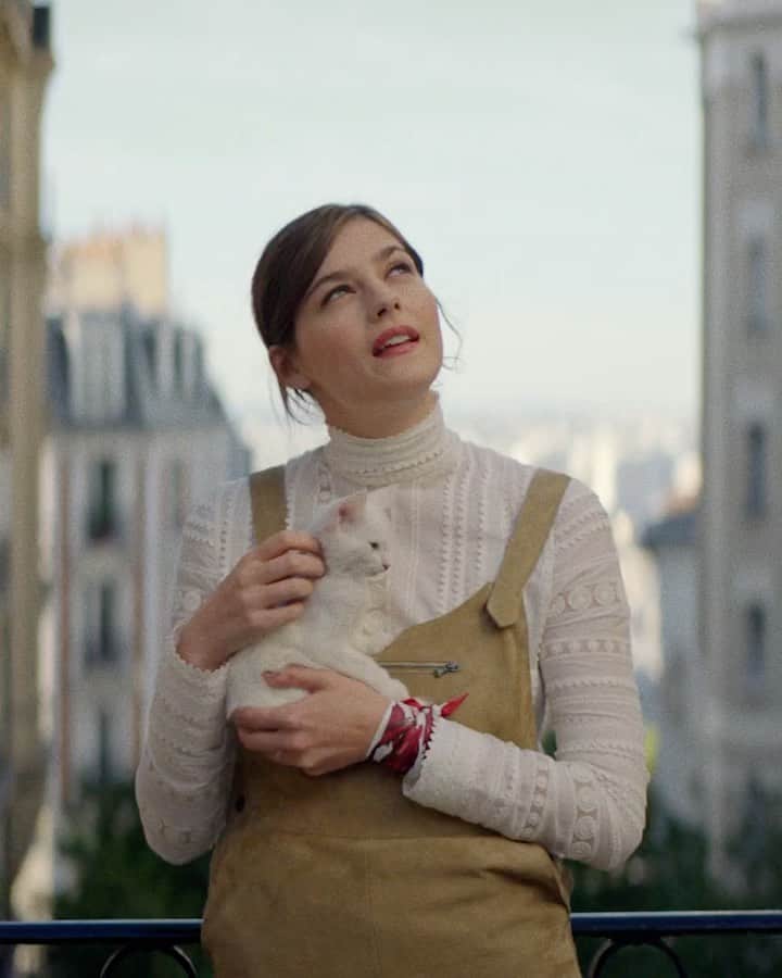 Longchampのインスタグラム：「"Il est cinq heures, Paris s'éveille"("It's 5 am, Paris is waking up")... A modern-day music video for an iconic Parisian song, reinterpreted with a musical rendition by @jesuisclaraluciani, exclusively for Longchamp.  Watch what happens when two Très Paris girls @ollivier_mathilde, @chen_estelle and @amberandergram mistakenly swap their #LongchampRoseau handbags in a nightclub, and go on an adventure to get them back!   #LongchampTresParis #Longchamp」