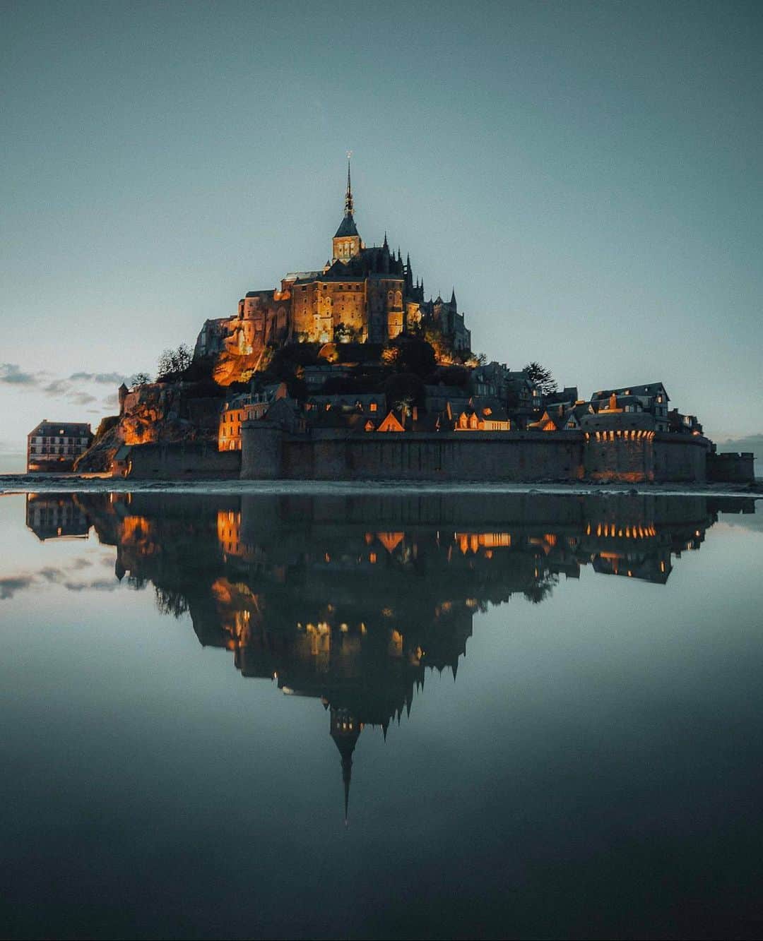 Canon Photographyのインスタグラム：「Mont Saint-Michel reflections  Photography // @watchluke  Curated by @henry.nathan  #reflection #montsaintmichel #castle #water」