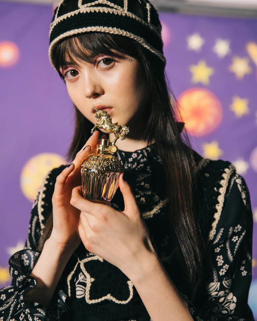 アナスイのインスタグラム：「An #AnnaSuiFW21 fantasy moment with our Fantasia Fragrance. #FW21 #AnnaSuiFantasia #AnnaSuiFragrance  📸: @alitheacastillo @ofbecomingus」