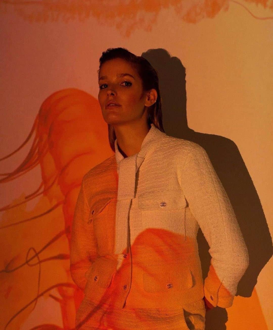 NINA PARKのインスタグラム：「Bold Orange🍊@ElleSerbia w @alisaahmann styled by @davorjelusic OUT NOW💥 __________________________________________ #Photographer @aryashirazi II #Styling @davorjelusic @liganord_agency II #Hair @jamal_musa_mua II #MakeUp by Me @ninaparkbeaute for @ballsaal_artist_mgmt used for skin @yepoda.me, #Mascara Diorshow New Look; #Eyeliner Diorshow No. 9; #Blush Dior Paletten Glow by @diormakeup」