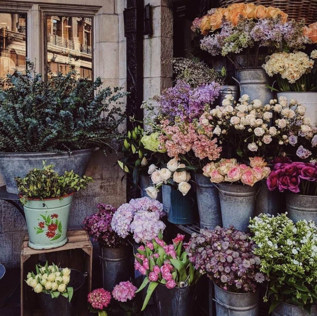 のインスタグラム：「🌸 Our store might be closed for now, but let's throwback to spring blooms at @WildatheartHQ via @Tschang. #LibertyLondon」