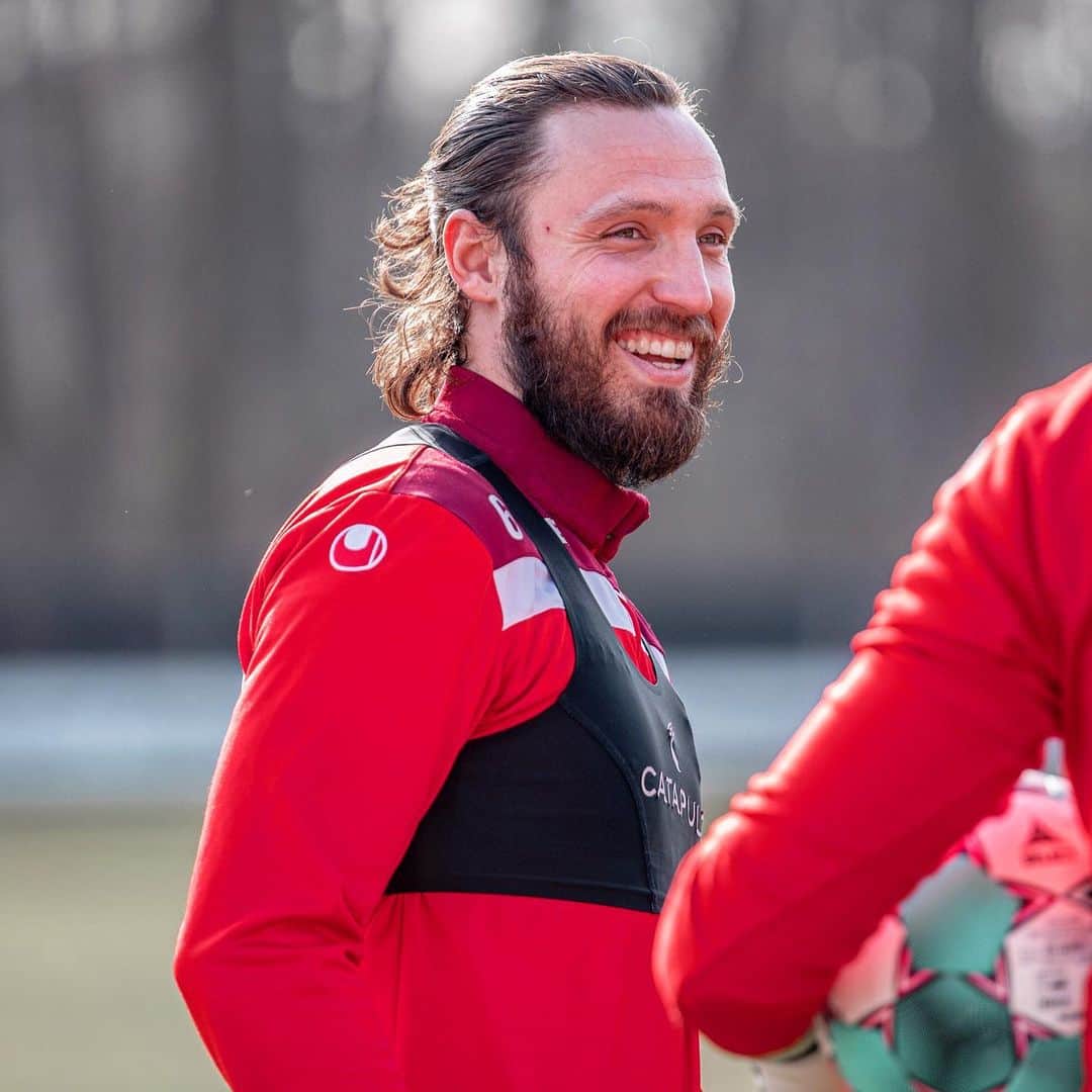 マルコ・ヘーガーのインスタグラム：「😃☀️ @fckoeln  #effzeh #fc #training #köln #team #together #blessed #positivevibes #mh6 #liebedeinestadt #kölschejung」