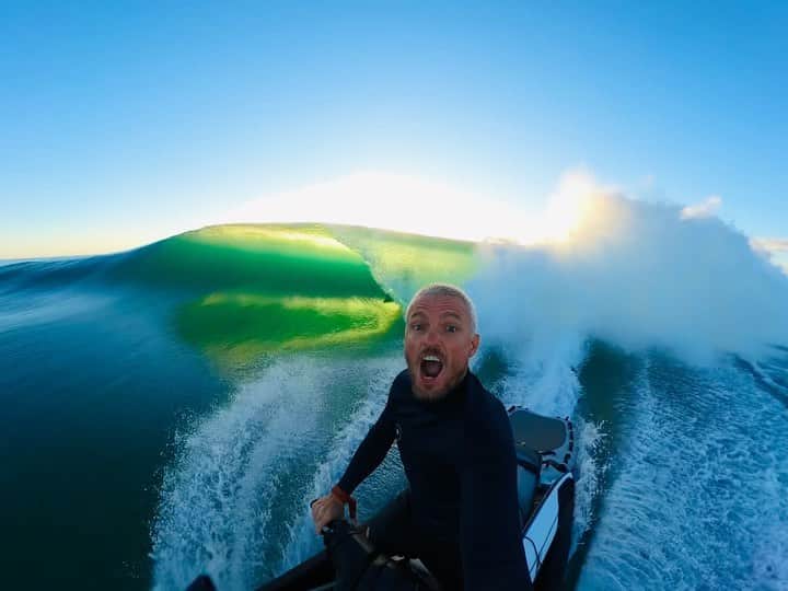 Surf Magazineのインスタグラム：「Money can't buy you happiness. But it can buy you barrels. A great paradox indeed.   @js35 whips @pinny35 into his 54th tube of the morning. @goproanz」