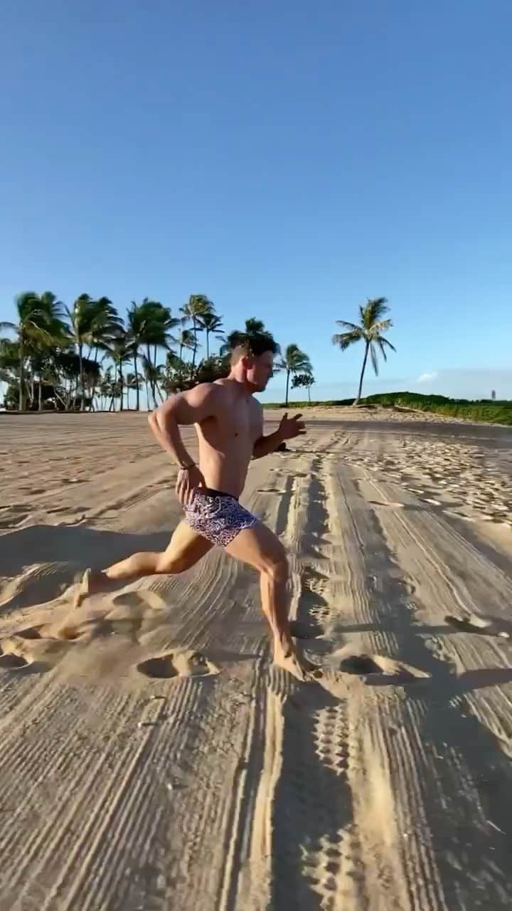スティーブ・クックのインスタグラム：「It’s easy to go on holiday (I’m in Hawaii for work) and forget about your goals. What if going on holiday allowed you to focus in more.  I find that vacations often times breathe new life into my fitness do you do change of environment. Take it vantage of the new surroundings to try something new and push your limits.   Keeping it simple yet effective with beach sand sprints into the water to swim abs back out. Five of these and was absolutely torched afterwards. Switching it up is exactly what you need sometimes」