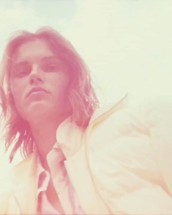 のインスタグラム：「Étoile Spring-Summer 2021 With @giedre.dukauskaite & @karlyloyce   Video by @samuelrixon  The #IsabelMarantÉtoile SS21 collection is now available. Discover more through the link in bio  #IsabelMarant」