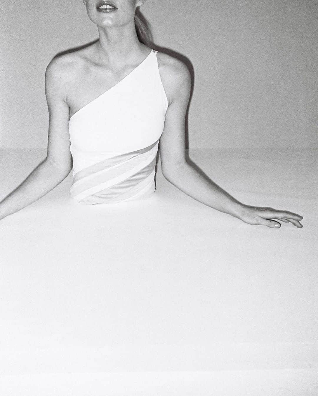 Annabel Smitさんのインスタグラム写真 - (Annabel SmitInstagram)「I’m a little nervous to share this but many other incredible women empowered me to go for it. And when I shared this on my story I got so many lovely responses from you ❤️ After I quit full-time modeling and started university and now with the pandemic, my body changed. And because I’ve realized that seeing other women/girls go through the same changes actually made me feel better, I thought this post might help you too. It’s okay and perfectly normal for your body to constantly change. Social media and influencers like myself might sometimes make Instagram/TikTok feel like a scary place, but please remember that most people will share pictures shot from angles that they feel they look best in - that’s okay, it just can become misleading. Every body is different in their own way. I just realized that my ‘modeling body’ wasn’t my natural body shape and I was continuing to try to shape it in such a way that wasn’t healthy (for me) anymore. I still receive quite a few DM’s asking about tips on how to loose weight quickly or DM’s directly asking me for my weight, and that worries me. Please, weight is just a number and it doesn’t define you, everyone and every body is beautiful; silly western beauty standards shouldn’t and can’t tell you otherwise. I’m honestly so happy to see more and more of these body-positive posts being shared on social media ❤️ Disclaimer: both bodies in these pictures are OK, it all depends on your natural body shape and about what feels good for YOU #bodypositive #bodypositivity」2月24日 3時42分 - annabelsmitt