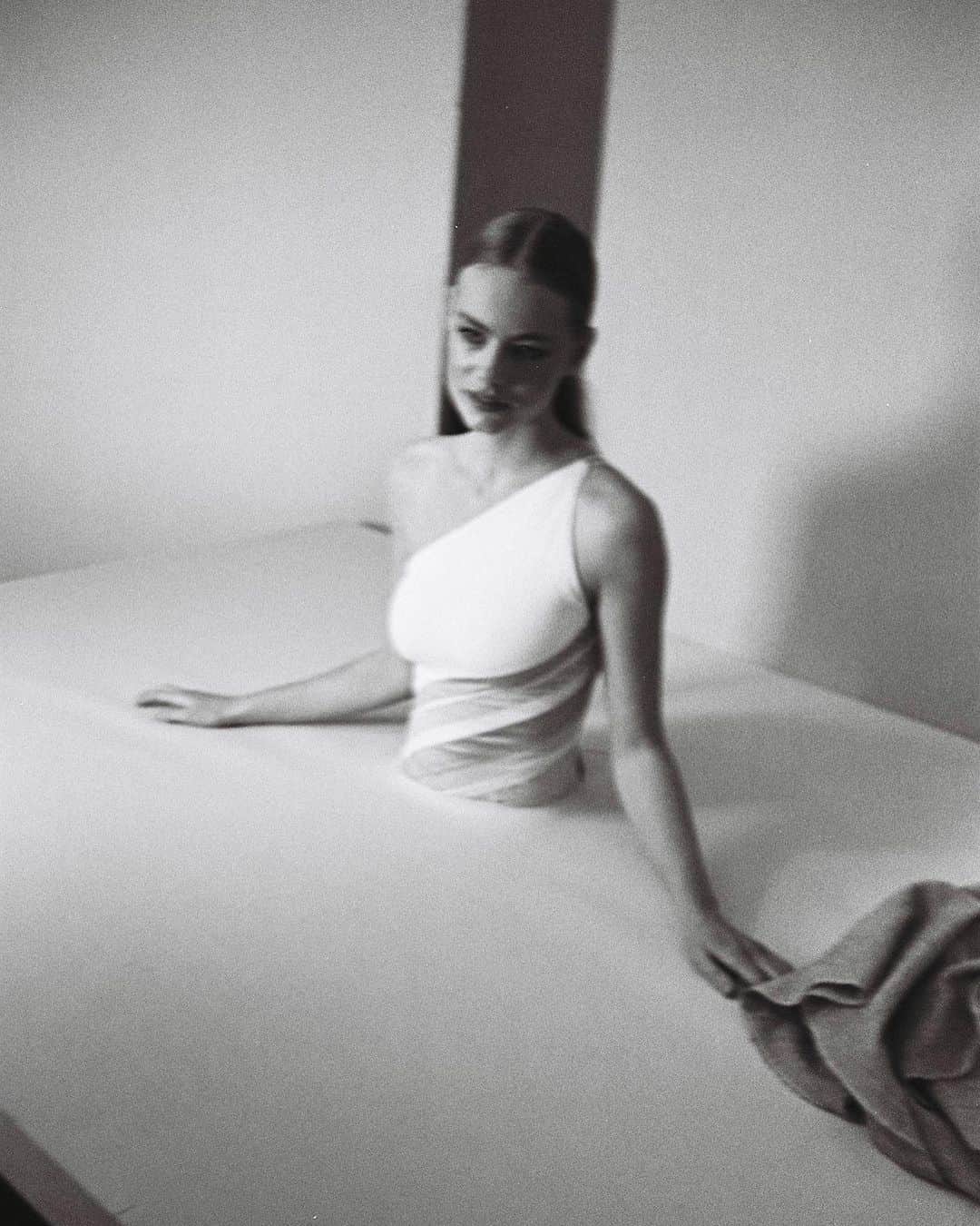 Annabel Smitさんのインスタグラム写真 - (Annabel SmitInstagram)「I’m a little nervous to share this but many other incredible women empowered me to go for it. And when I shared this on my story I got so many lovely responses from you ❤️ After I quit full-time modeling and started university and now with the pandemic, my body changed. And because I’ve realized that seeing other women/girls go through the same changes actually made me feel better, I thought this post might help you too. It’s okay and perfectly normal for your body to constantly change. Social media and influencers like myself might sometimes make Instagram/TikTok feel like a scary place, but please remember that most people will share pictures shot from angles that they feel they look best in - that’s okay, it just can become misleading. Every body is different in their own way. I just realized that my ‘modeling body’ wasn’t my natural body shape and I was continuing to try to shape it in such a way that wasn’t healthy (for me) anymore. I still receive quite a few DM’s asking about tips on how to loose weight quickly or DM’s directly asking me for my weight, and that worries me. Please, weight is just a number and it doesn’t define you, everyone and every body is beautiful; silly western beauty standards shouldn’t and can’t tell you otherwise. I’m honestly so happy to see more and more of these body-positive posts being shared on social media ❤️ Disclaimer: both bodies in these pictures are OK, it all depends on your natural body shape and about what feels good for YOU #bodypositive #bodypositivity」2月24日 3時42分 - annabelsmitt