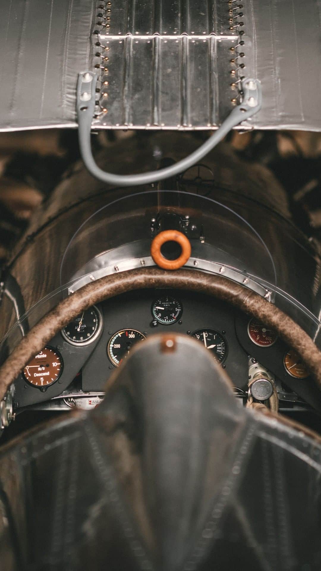 ゼニスのインスタグラム：「Zenith has always accompanied pioneers who dreams of soaring high above the horizon. With the Pilot Type 20 Chronograph Silver, we revisited the aesthetic of historical aircrafts in a riveting way while remaining true to the Zenith Pilot lineage.」