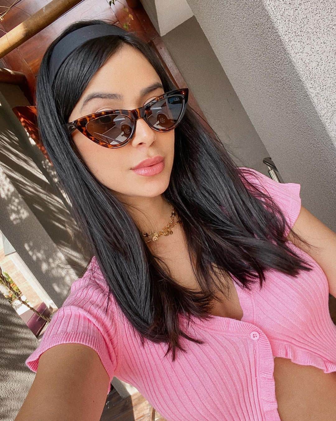 Gabriela Salesのインスタグラム：「Lacrinhas!!! Tá rolando um super promoção da @lbashop 😍😍😍! Qualquer óculos no site está saindo por APENAS R$65 e você ainda ganha mais um óculos de brinde e FRETE GRÁTIS !! Lembrando que todos os óculos têm proteção UV400E . E você ainda ganha 10% de desconto com o meu CUPOM: RICADEMARRE 💗💗💗💗 Corre! *publi」