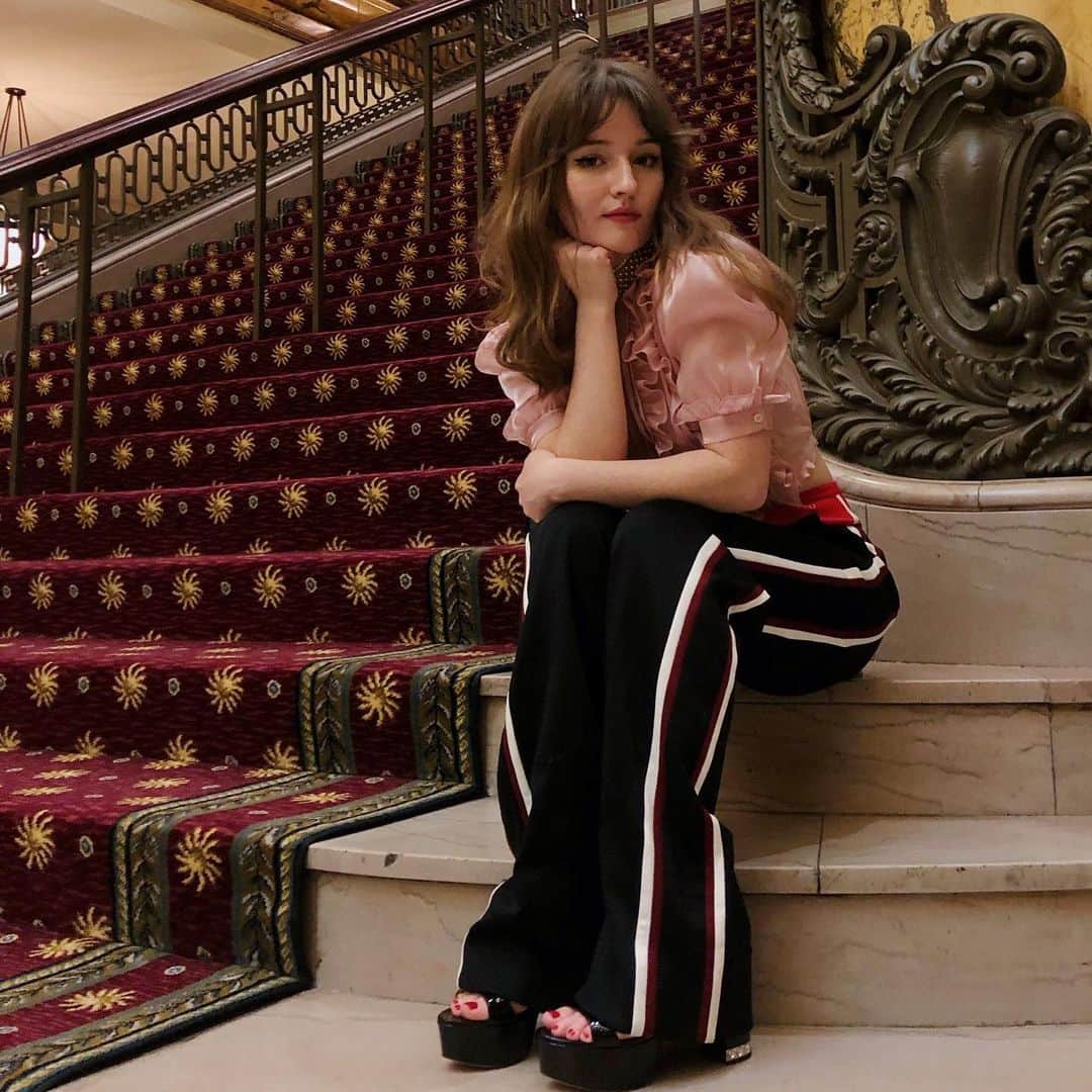 ケイトリン・ディーヴァーのインスタグラム：「@miumiu #miumiuwomenstales 💖🌙」