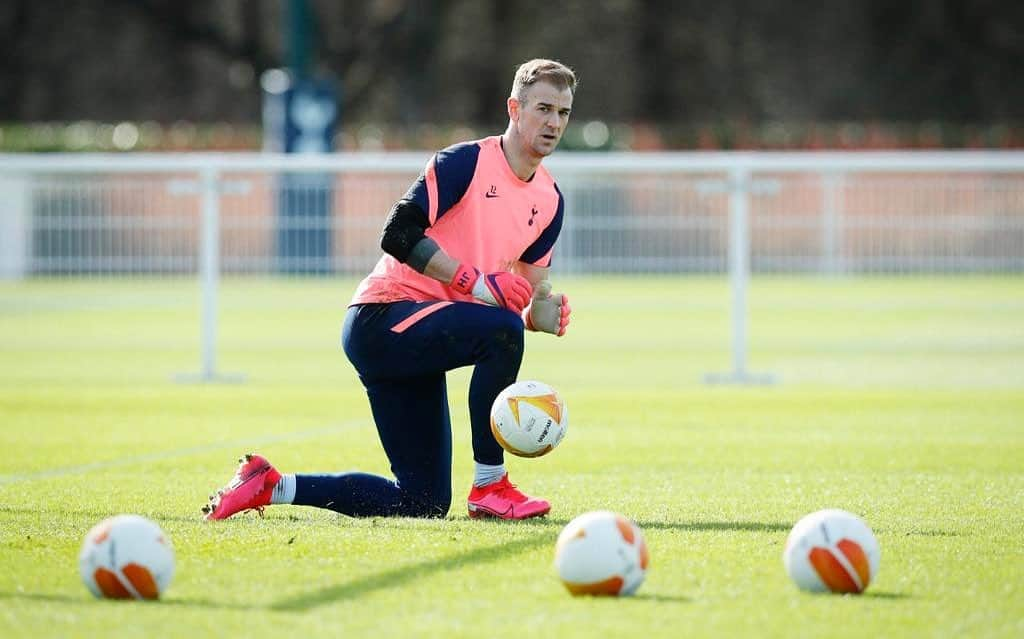 ジョー・ハートのインスタグラム：「Bang average pic @spursofficial but needless to say we are ready to push 💪 @europaleague」