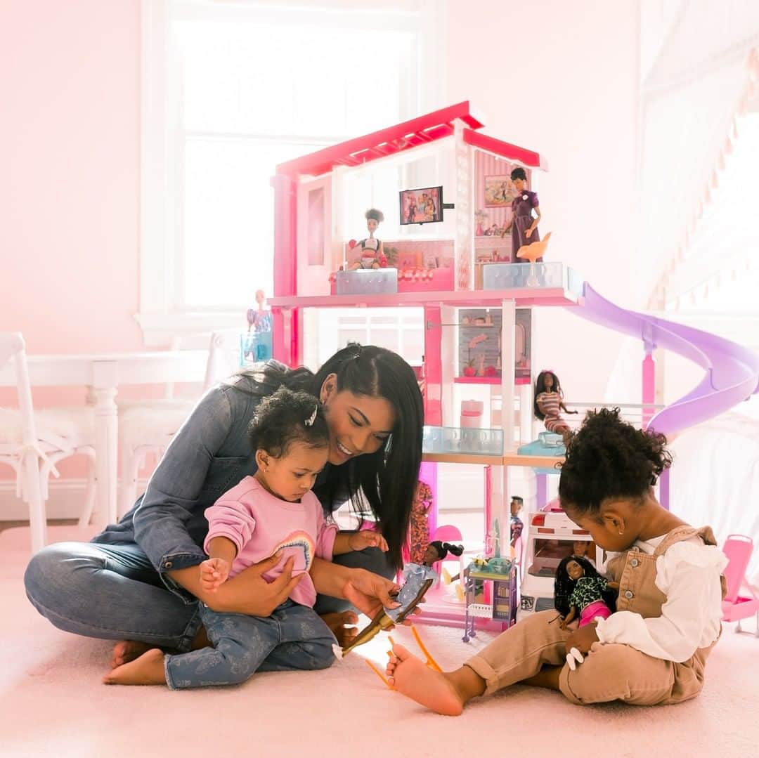 のインスタグラム：「📸 @chaneliman: “Playing with my girls reminds me of the fun I had playing with my Barbies as a child. I’m glad to be able to let my girls play with these beautiful Black Barbies and know the dolls reflect them.” #Barbie」