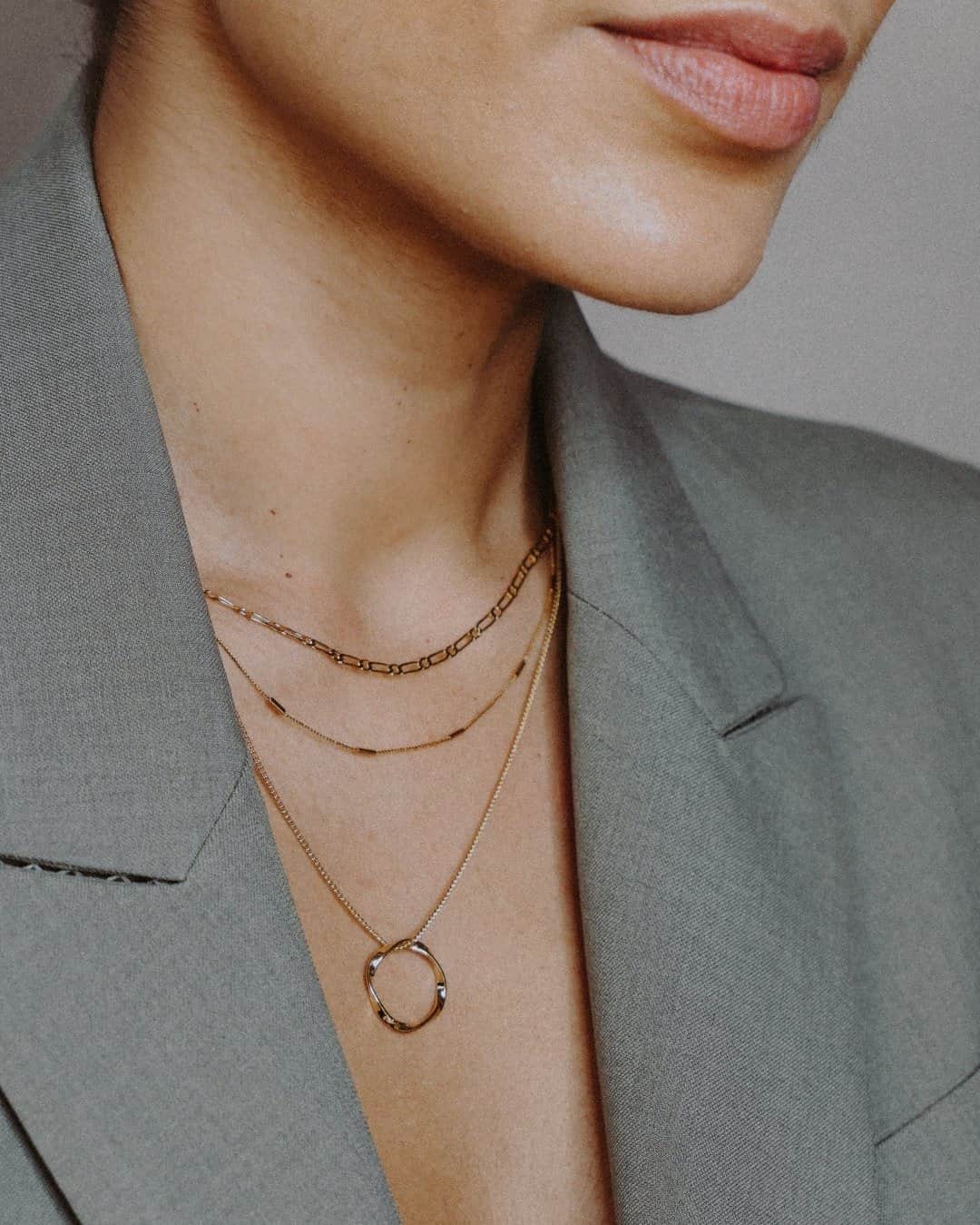 オレリアのインスタグラム：「One of your favourite necklaces and we see why... Tap the link in bio to shop. #OreliaJewellery」
