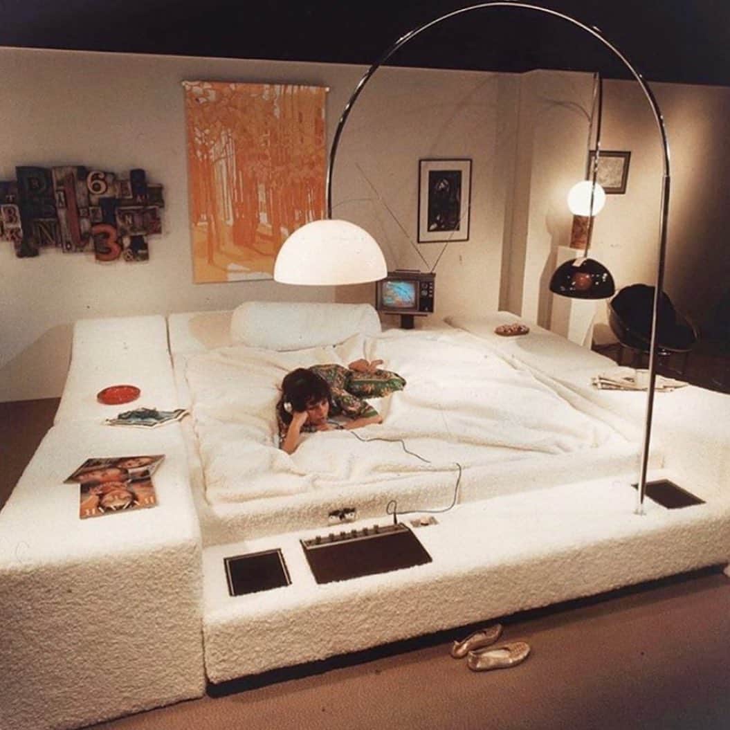 ダニジョーのインスタグラム：「Taking all our works calls from bed 📞」