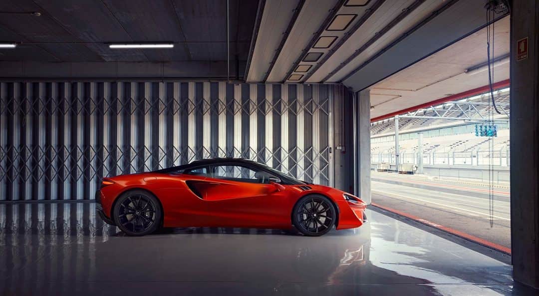 McLaren Automotiveのインスタグラム：「"We wanted to make a thrilling, engaging supercar that asks very few compromises of the driver or the passenger and the Artura truly delivers on the McLaren promise of class-leading driving dynamics and cutting-edge technology. “​  Geoff Grose, Chief Engineer, McLaren Artura​ #McLarenArtura」