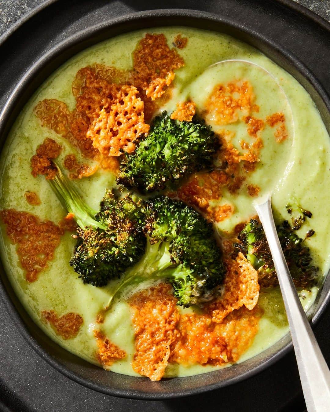 Food52のインスタグラム：「Are you ready to meet the broccoli-est broccoli cheese soup you've ever had?! It's @emmalaperruque's latest installment of her #biglittlerecipes column, and it comes together in just three ingredients. The first two are quite obvious (broccoli and cheese), but the third is a surprise. Let us know what you think it is in the comments below. Then head to the link in bio for the big reveal (aka the recipe).」