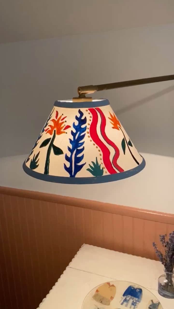 リジー フォルトゥナートのインスタグラム：「We received so many fun questions after the #porchhouseproject home tour and so many had to do with... ✨💡⚡️LIGHTING! So we made a reel pointing to all my resources (from Etsy vinatge vendors in the French countryside to independent makers here in the 🇺🇸) 👉check it out (pause for details) and GET READY for home 2 part two (upstairs!) • #lizziefortunato #fortunefinds  Music: Interlude Musician: Silicon Estate」