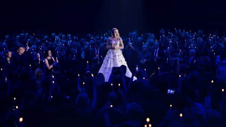 キャリー・アンダーウッドのインスタグラム：「#SoftlyAndTenderly #BehindTheSong #MySavior ✨🙏」
