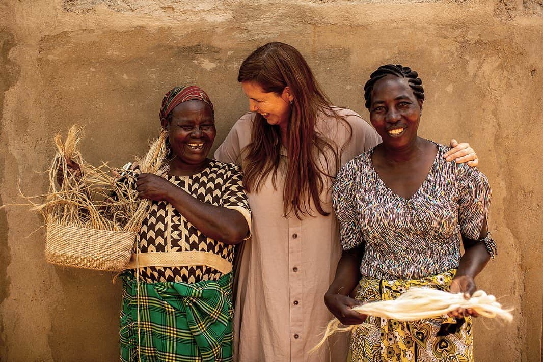 オバッキさんのインスタグラム写真 - (オバッキInstagram)「This was an emotional day. While in Kenya, I made a trip out to the rural village that makes our baskets.  Over 50 women had shown up to meet me. To see who had come all the way from Canada because of their baskets.  One lady, Margaret cried as we sat together, saying it was 'today' that she felt like a real human—finally feeling seen and worthy. She’s been a basket weaver her entire life and nobody has ever cared about who she is and what she does. Companies have put their label on her work and never looked back. But on this day, she said someone from Canada came to see her and ask about her craft—and she finally knew that she and her work mattered.  THIS is why we do our work. THIS is why Obakki exists. Because every product on our website was created by a human with a story and a purpose.  I’m so proud to represent these women. And I loved this day so much. You can discover their creations via our link in profile 💛 @treanapeake」2月24日 4時09分 - obakki