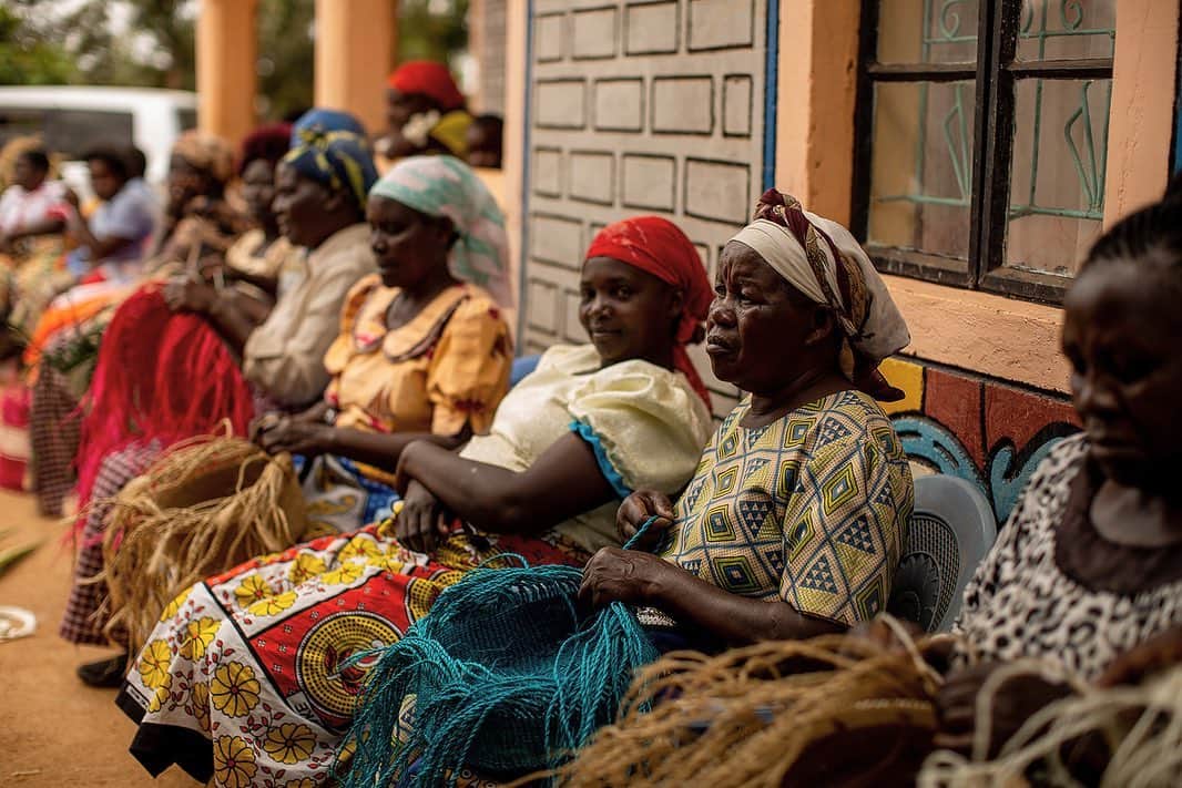オバッキさんのインスタグラム写真 - (オバッキInstagram)「This was an emotional day. While in Kenya, I made a trip out to the rural village that makes our baskets.  Over 50 women had shown up to meet me. To see who had come all the way from Canada because of their baskets.  One lady, Margaret cried as we sat together, saying it was 'today' that she felt like a real human—finally feeling seen and worthy. She’s been a basket weaver her entire life and nobody has ever cared about who she is and what she does. Companies have put their label on her work and never looked back. But on this day, she said someone from Canada came to see her and ask about her craft—and she finally knew that she and her work mattered.  THIS is why we do our work. THIS is why Obakki exists. Because every product on our website was created by a human with a story and a purpose.  I’m so proud to represent these women. And I loved this day so much. You can discover their creations via our link in profile 💛 @treanapeake」2月24日 4時09分 - obakki