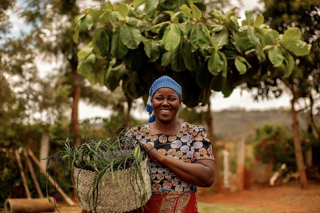 オバッキさんのインスタグラム写真 - (オバッキInstagram)「This was an emotional day. While in Kenya, I made a trip out to the rural village that makes our baskets.  Over 50 women had shown up to meet me. To see who had come all the way from Canada because of their baskets.  One lady, Margaret cried as we sat together, saying it was 'today' that she felt like a real human—finally feeling seen and worthy. She’s been a basket weaver her entire life and nobody has ever cared about who she is and what she does. Companies have put their label on her work and never looked back. But on this day, she said someone from Canada came to see her and ask about her craft—and she finally knew that she and her work mattered.  THIS is why we do our work. THIS is why Obakki exists. Because every product on our website was created by a human with a story and a purpose.  I’m so proud to represent these women. And I loved this day so much. You can discover their creations via our link in profile 💛 @treanapeake」2月24日 4時09分 - obakki